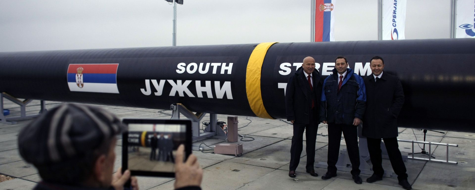 People have their photo taken next to the first section of the Gazprom South Stream natural gas pipeline in the town of Sajkas, 80 kilometers (50 miles) north of Belgrade, Serbia, Sunday, Nov. 24, 2013 - Sputnik International, 1920, 28.01.2026