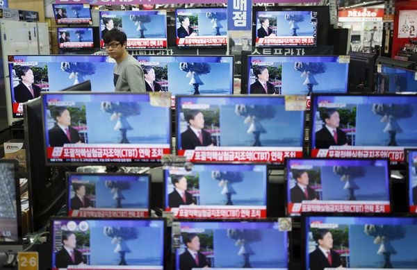 A sales assistant watches TV sets broadcasting a news report on North Korea's nuclear test, in Seoul, January 6, 2016 A sales assistant watches TV sets broadcasting a news report on North Korea's nuclear test, in Seoul, January 6, 2016 - Sputnik International