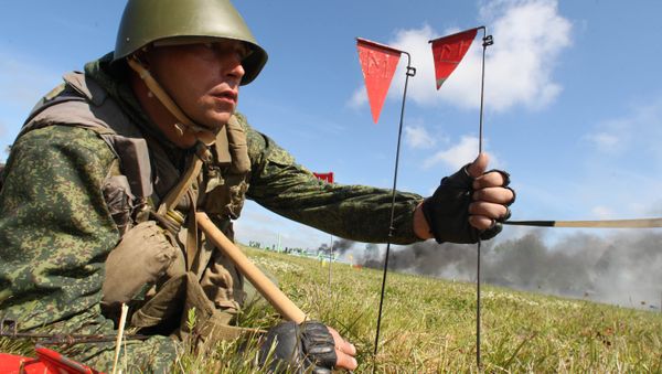 Practicing how to lay mines and also clear them during contract exercises in the Baltic Fleet program Intensive military training course at the BF Khmelevka range - Sputnik International