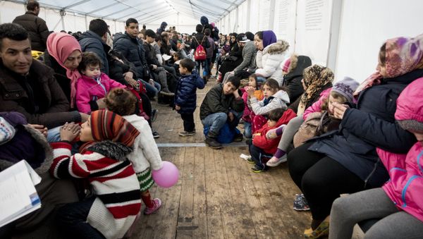 Refugees wait for their registration at the State Office of Health and Social Affairs in Berlin (LAGeSo) on November 9, 2015 - Sputnik International