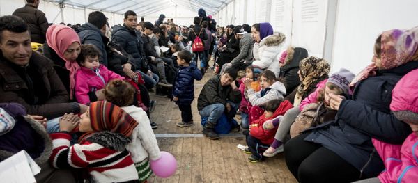 Refugees wait for their registration at the State Office of Health and Social Affairs in Berlin (LAGeSo) on November 9, 2015 - Sputnik International