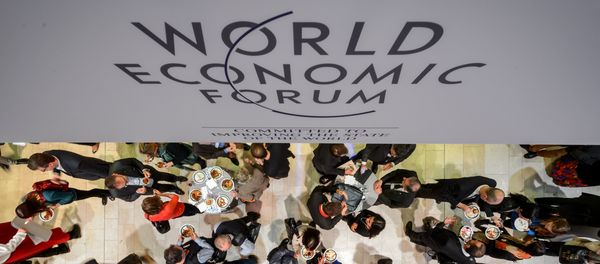 People share a lunch during the World Economic Forum (WEF) annual meeting on January 24, 2015 in Davos - Sputnik International