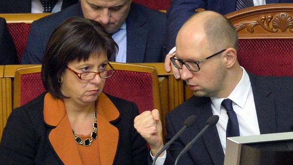 Ukrainian Prime Minister Arseniy Yatsenyuk (R) gestures as he speaks with Ukrainian Finance Minister Natalia Jaresko during a parliament session in Kiev on December 23, 2014 - Sputnik International