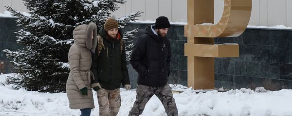 Sculpture of rouble sign in Novosibirsk - Sputnik International