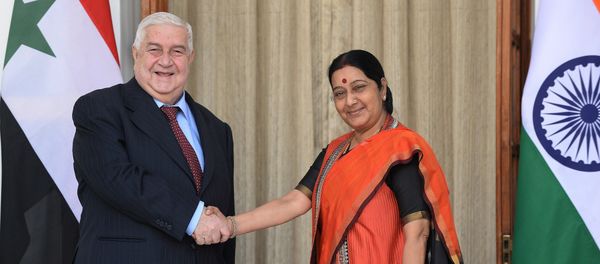 Indian Foreign Minister Sushma Swaraj (R) shakes hands with Syrian Foreign Minister, Walid Muallem prior to a meeting in New Delhi on January 12, 2016 - Sputnik International