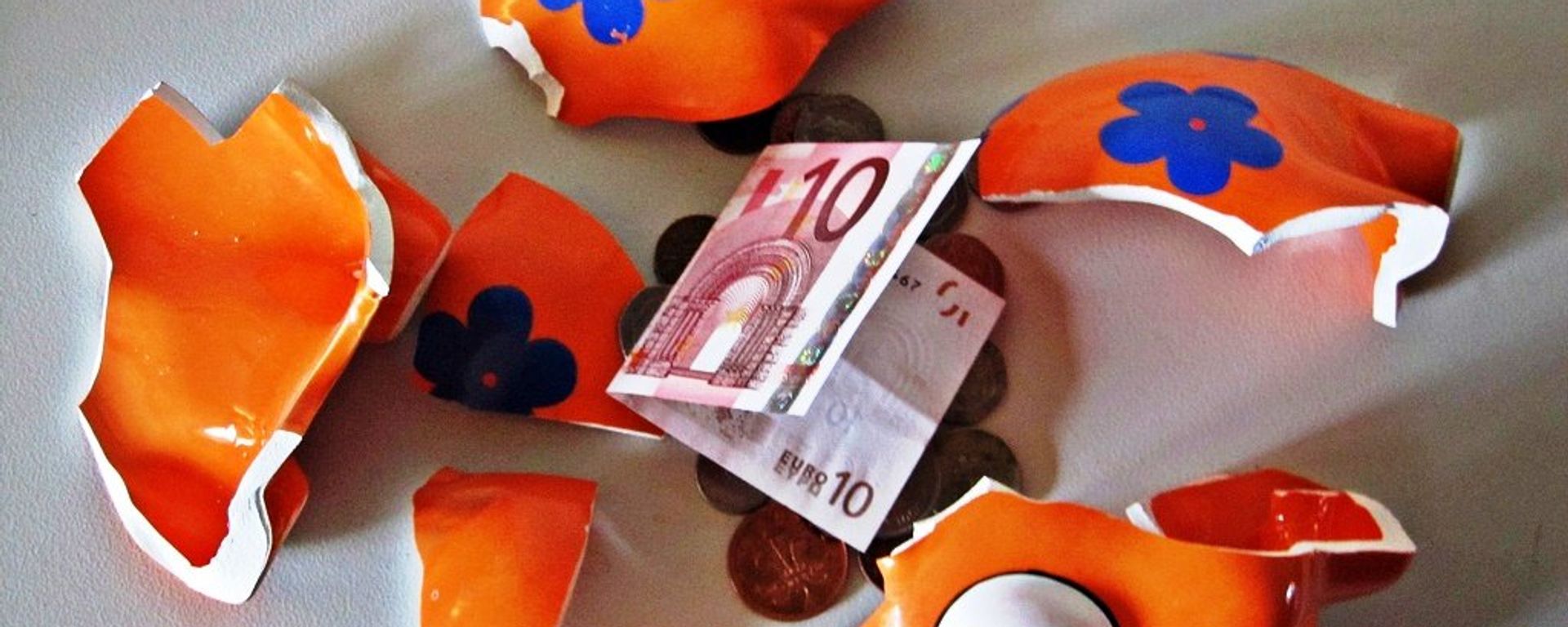 A piggy bank with a Euro note A piggy bank with a Euro note - Sputnik International, 1920, 25.11.2022