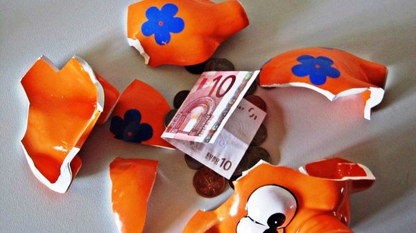A piggy bank with a Euro note - Sputnik International