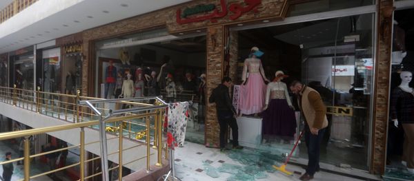 Iraqi men clean up the damage at the al-Jawaher mall in eastern Baghdad the day after a bomb attack on January 12, 2016 - Sputnik International