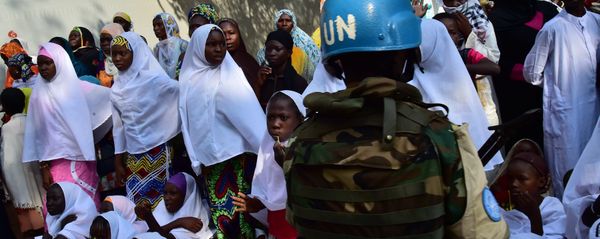 A soldier of the United Nations (UN) stands guard next to girls and women at the Bangui Mosque, Central African Republic, on November 30, 2015. A soldier of the United Nations (UN) stands guard next to girls and women at the Bangui Mosque, Central African Republic, on November 30, 2015. - Sputnik International