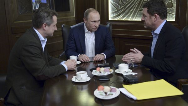 Russian President Vladimir Putin (C) gives an interview to Kai Diekmann (R), chief editor of Germany's Bild newspaper, and Nikolaus Blome, Bild deputy editor, at the Bocharov Ruchei state residence in Sochi, Russia, January 5, 2016 - Sputnik International