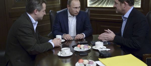 Russian President Vladimir Putin (C) gives an interview to Kai Diekmann (R), chief editor of Germany's Bild newspaper, and Nikolaus Blome, Bild deputy editor, at the Bocharov Ruchei state residence in Sochi, Russia, January 5, 2016 Russian President Vladimir Putin (C) gives an interview to Kai Diekmann (R), chief editor of Germany's Bild newspaper, and Nikolaus Blome, Bild deputy editor, at the Bocharov Ruchei state residence in Sochi, Russia, January 5, 2016 - Sputnik International