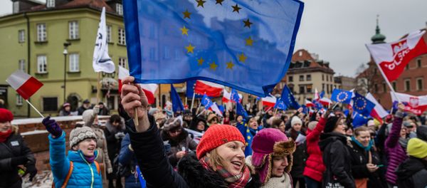 People wave European and Polish flags and sing the European anthem Ode to Joy as they take part in a flash mob to protest against a new media law in the center of Warsaw on January 9, 2016 People wave European and Polish flags and sing the European anthem Ode to Joy as they take part in a flash mob to protest against a new media law in the center of Warsaw on January 9, 2016 - Sputnik International