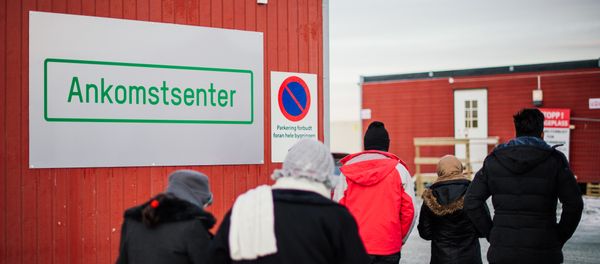 Refugees enter the arrival center for refugees near the town on Kirkenes, northern Norway, close to the Russian - Norwegian border on November 12, 2015. Refugees enter the arrival center for refugees near the town on Kirkenes, northern Norway, close to the Russian - Norwegian border on November 12, 2015. - Sputnik International