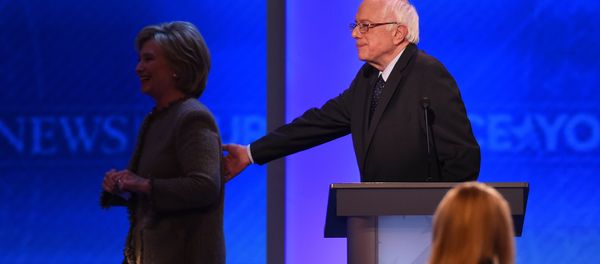 US Democratic presidential hopefuls Hillary Clinton and Bernie Sanders leave the stage during a break in the Democratic Presidential Debate hosted by ABC News at Saint Anselm College in Manchester, New Hampshire, on December 19, 2015 - Sputnik International