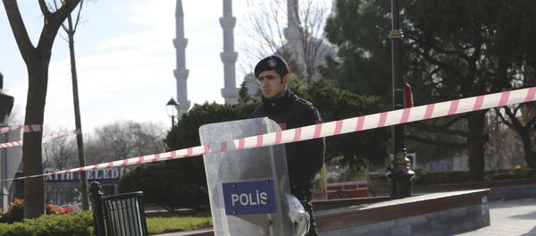 A police officer secures the area after an explosion near the Ottoman-era Sultanahmet mosque, known as the Blue mosque in Istanbul, Turkey January 12, 2016 A police officer secures the area after an explosion near the Ottoman-era Sultanahmet mosque, known as the Blue mosque in Istanbul, Turkey January 12, 2016 - Sputnik International