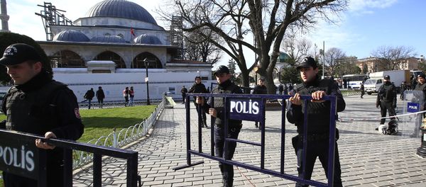 Police officers install security barriers at the historic Sultanahmet district, which is popular with tourists, after an explosion in Istanbul, Tuesday, Jan. 12, 2016 - Sputnik International
