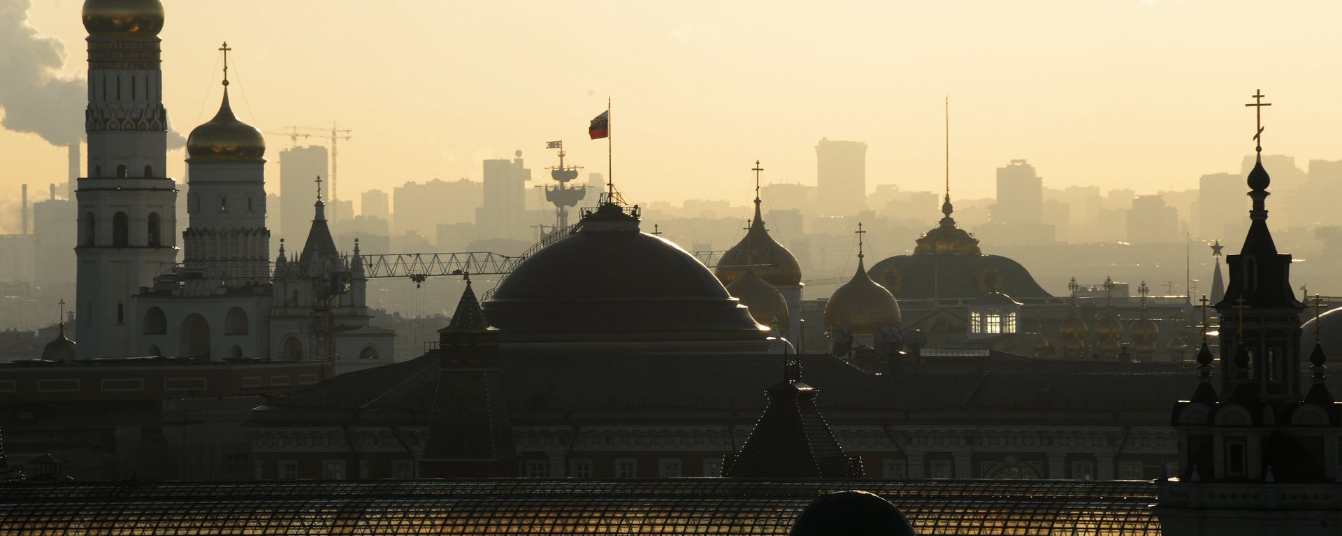 Left to right: Bell tower of Ivan the Great, building of Senate in Moscow's Kremlin - Sputnik International, 1920, 11.05.2017