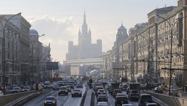 Cars drive along the Garden Ring road, with a residential building at Kudrinskaya Square seen on the background, in Moscow, Russia - Sputnik International