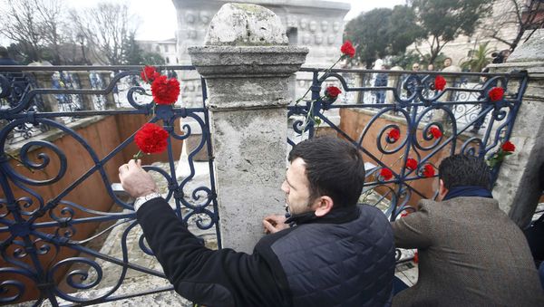 Men place flowers at the Obelisk of Theodosius, the scene of the suicide bomb attack, at Sultanahmet square in Istanbul, Turkey January 13, 2016. Men place flowers at the Obelisk of Theodosius, the scene of the suicide bomb attack, at Sultanahmet square in Istanbul, Turkey January 13, 2016. - Sputnik International