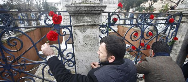 Men place flowers at the Obelisk of Theodosius, the scene of the suicide bomb attack, at Sultanahmet square in Istanbul, Turkey January 13, 2016. - Sputnik International