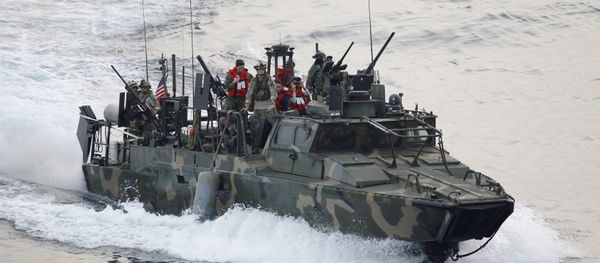A U.S. Navy riverine gun-boat patrols during the International Mine Countermeasures Exercise (IMCMEX) at the Middle East Gulf, in this May 13, 2013 photo. Iran detained 10 U.S. sailors aboard two U.S. Navy riverine boats in the Gulf on Tuesday in an incident that rattled nerves days ahead of the expected implementation of a landmark nuclear accord with Tehran. - Sputnik International