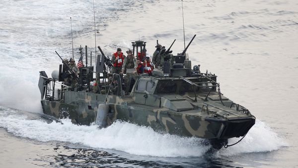 A U.S. Navy riverine gun-boat patrols during the International Mine Countermeasures Exercise (IMCMEX) at the Middle East Gulf, in this May 13, 2013 photo. Iran detained 10 U.S. sailors aboard two U.S. Navy riverine boats in the Gulf on Tuesday in an incident that rattled nerves days ahead of the expected implementation of a landmark nuclear accord with Tehran. - Sputnik International