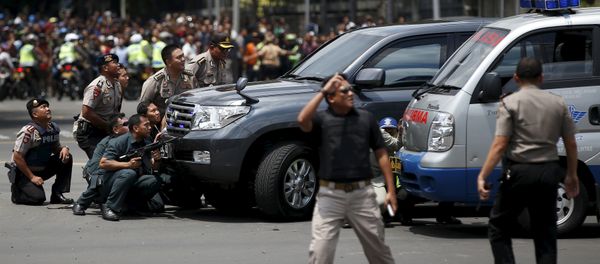 Police officers react near the site of a blast in Jakarta, Indonesia, January 14, 2016 - Sputnik International