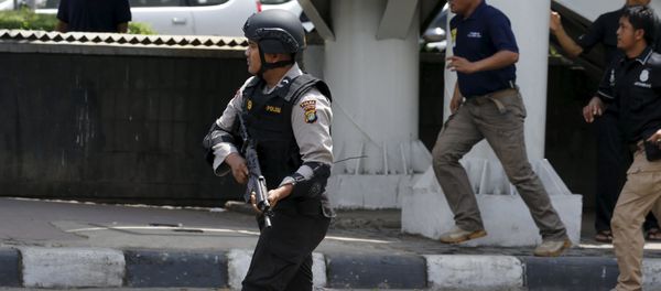 An Indonesian policeman runs near the site of a blast in Jakarta, Indonesia, January 14, 2016 - Sputnik International