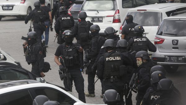 Police officers are deployed near the site where an explosion went off in Jakarta, Indonesia Thursday, Jan. 14, 2016 - Sputnik International