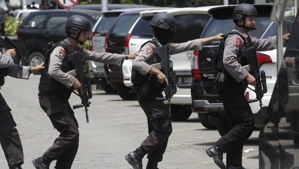 Police officers take their position near the site where an explosion went off in Jakarta, Indonesia Thursday, Jan. 14, 2016. - Sputnik International