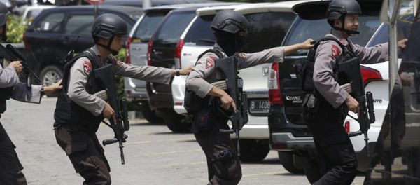 Police officers take their position near the site where an explosion went off in Jakarta, Indonesia Thursday, Jan. 14, 2016. - Sputnik International