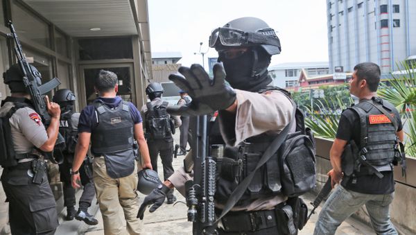 A police officer gestures at reporters as they search buildings near the site of an explosion in Jakarta, Indonesia Thursday, Jan. 14, 2016 - Sputnik International