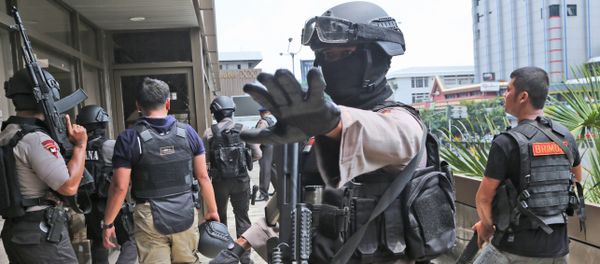A police officer gestures at reporters as they search buildings near the site of an explosion in Jakarta, Indonesia Thursday, Jan. 14, 2016 - Sputnik International