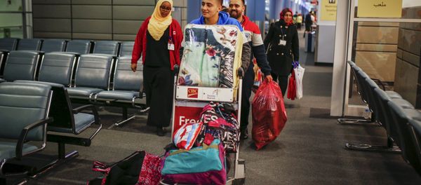 Syrian refugees arrive at the Pearson Toronto International Airport in Mississauga, Ontario - Sputnik International