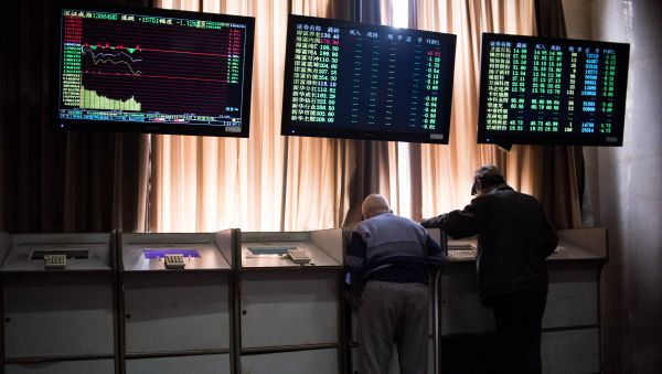 Chinese investors look at prices of shares and the Shanghai Composite Index at a stock brokerage house - Sputnik International