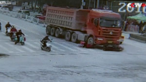 Three women barely avoid being squashed by truck - Sputnik International