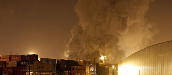 Smoke rises from chemical containers from logistic company Localfrio in Guaruja, Brazil, January 14, 2016 Smoke rises from chemical containers from logistic company Localfrio in Guaruja, Brazil, January 14, 2016 - Sputnik International