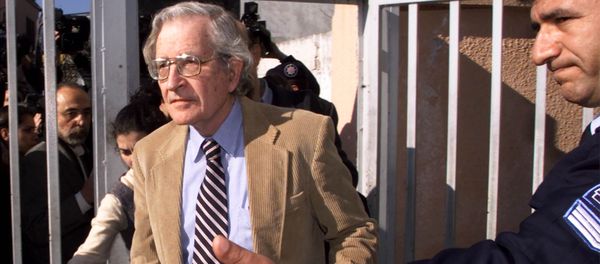 Noam Chomsky, the American linguist and political dissident, arrives at the State Security Court of Istanbul, Turkey, Wednesday Feb. 13, 2002, as a Turkish policemen , right, shows him the entrance. A Turkish court cleared the publisher of a book by Noam Chomsky which slams Turkey's human rights record and its treatment of the Kurdish minority. Noam Chomsky, the American linguist and political dissident, arrives at the State Security Court of Istanbul, Turkey, Wednesday Feb. 13, 2002, as a Turkish policemen , right, shows him the entrance. A Turkish court cleared the publisher of a book by Noam Chomsky which slams Turkey's human rights record and its treatment of the Kurdish minority. - Sputnik International