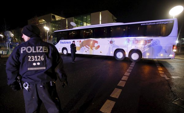 Police escort a bus carrying refugees from the Bavarian town of Landshut after it left the Chancellery building in Berlin, Germany, January 14, 2016 - Sputnik International