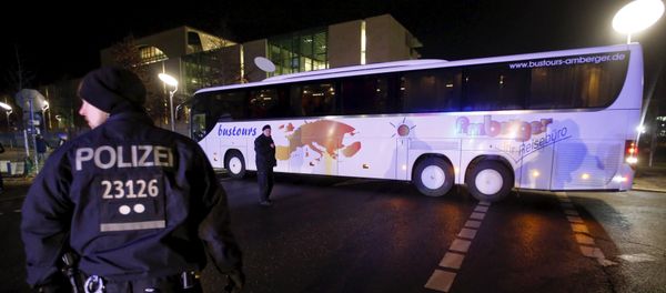 Police escort a bus carrying refugees from the Bavarian town of Landshut after it left the Chancellery building in Berlin, Germany, January 14, 2016 - Sputnik International