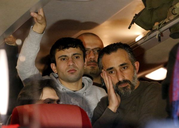 Refugees stand inside a bus arriving from the Bavarian town of Landshut to the Chancellery building in Berlin, Germany, January 14, 2016 Refugees stand inside a bus arriving from the Bavarian town of Landshut to the Chancellery building in Berlin, Germany, January 14, 2016 - Sputnik International