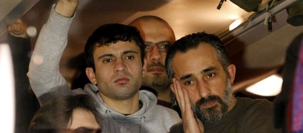 Refugees stand inside a bus arriving from the Bavarian town of Landshut to the Chancellery building in Berlin, Germany, January 14, 2016 Refugees stand inside a bus arriving from the Bavarian town of Landshut to the Chancellery building in Berlin, Germany, January 14, 2016 - Sputnik International