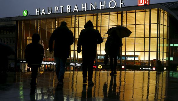 People walk in front of the main railways station in Cologne. - Sputnik International