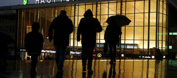 People walk in front of the main railways station in Cologne. - Sputnik International