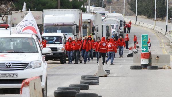 A convoy of aid from the Syrian Arab Red Crescent waits on the outskirts of besieged rebel-held Syrian town of Madaya - Sputnik International