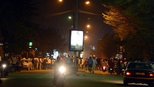 People gather on Kwame Nkruma avenue near Hotel Splendid where the attackers remain with sporadic gunfire continuing in Burkina Faso's capital Ouagadougou on January 15, 2016. People gather on Kwame Nkruma avenue near Hotel Splendid where the attackers remain with sporadic gunfire continuing in Burkina Faso's capital Ouagadougou on January 15, 2016. - Sputnik International