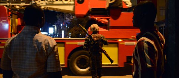 Burkina Faso's soldier stands near Hotel Splendid where the attackers remain with sporadic gunfire continuing in Burkina Faso's capital Ouagadougou on January 15, 2016. Burkina Faso's soldier stands near Hotel Splendid where the attackers remain with sporadic gunfire continuing in Burkina Faso's capital Ouagadougou on January 15, 2016. - Sputnik International