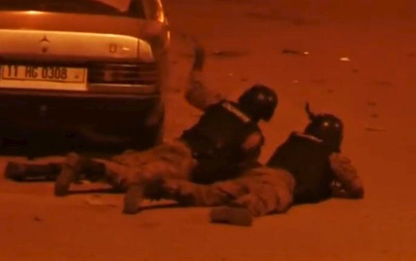 Security officers take their positions outside Splendid Hotel in Ouagadougou Security officers take their positions outside Splendid Hotel in Ouagadougou - Sputnik International