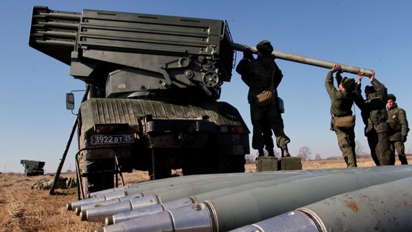 Troops load a Tornado artillery system during the artillery drill - Sputnik International