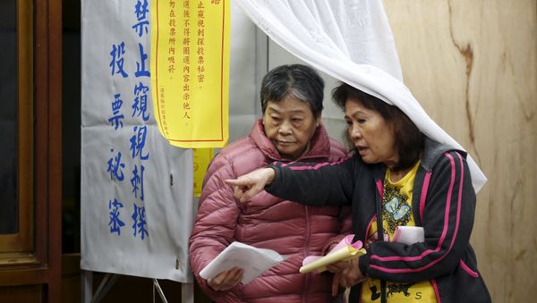 A voter casts her ballot at a polling station during general election in Taipei, Taiwan, January 16, 2016 A voter casts her ballot at a polling station during general election in Taipei, Taiwan, January 16, 2016 - Sputnik International